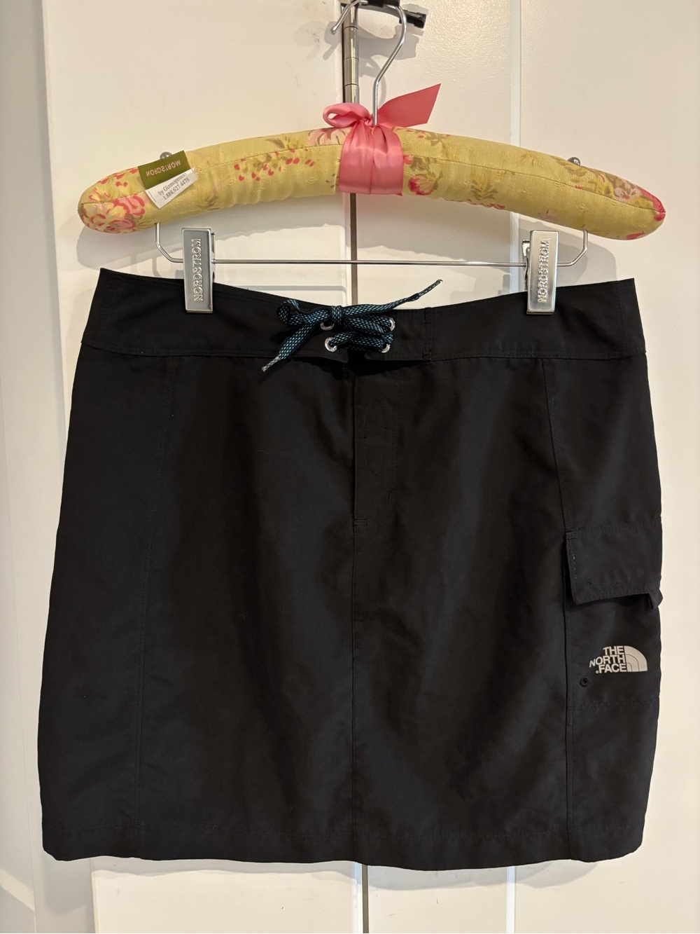 The North Face Black Athletic Cargo Pocket Skirt. Size 6